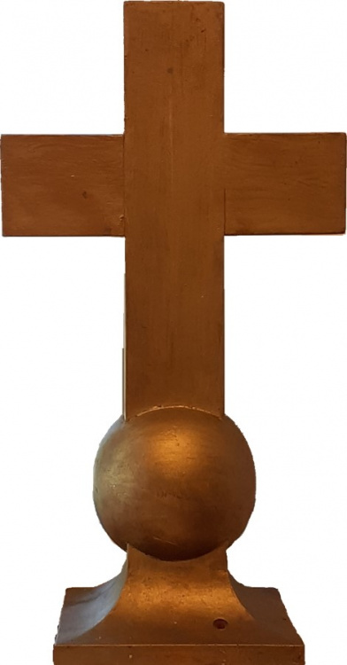 Kultamaalattu risti löytyy Käpylän kirkon alkttarikaapin päältä, kuvassa ilman taustaa.