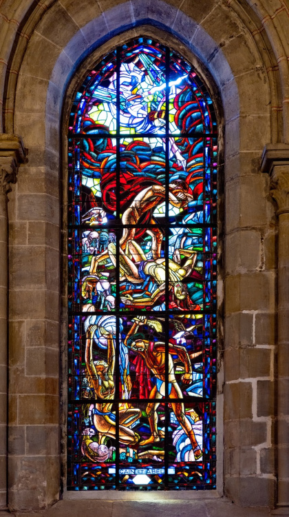 Kuvassa näkyy lasimaalaus kirkon ikkunassa.
