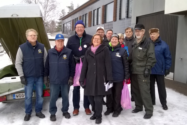Lahjoituskinkkujen jakelu Kouvolan seurakuntakeskuksella 19. joulukuuta.