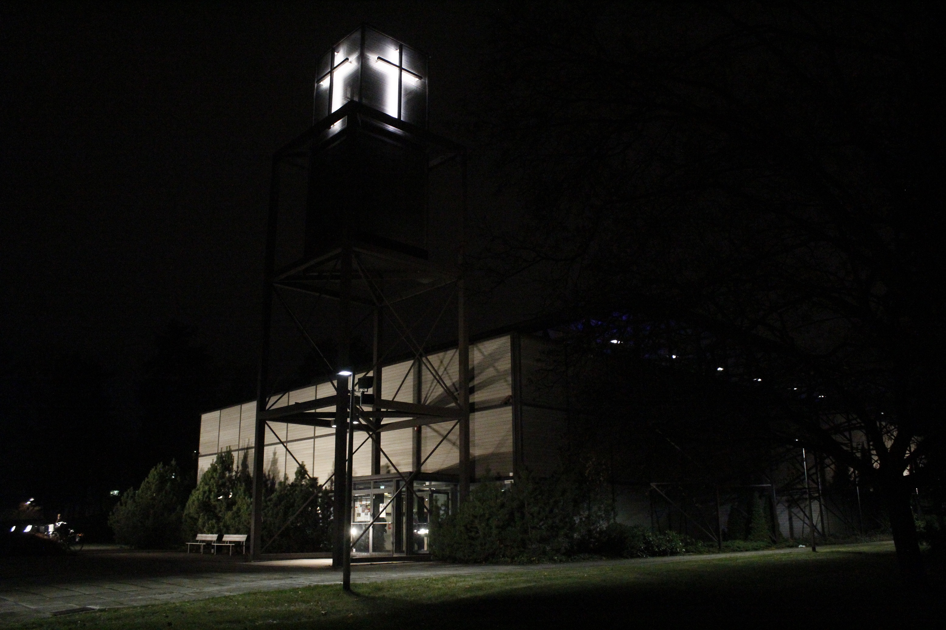 Kouvolan Keskuskirkon risti loistaa yön pimeydesssä.