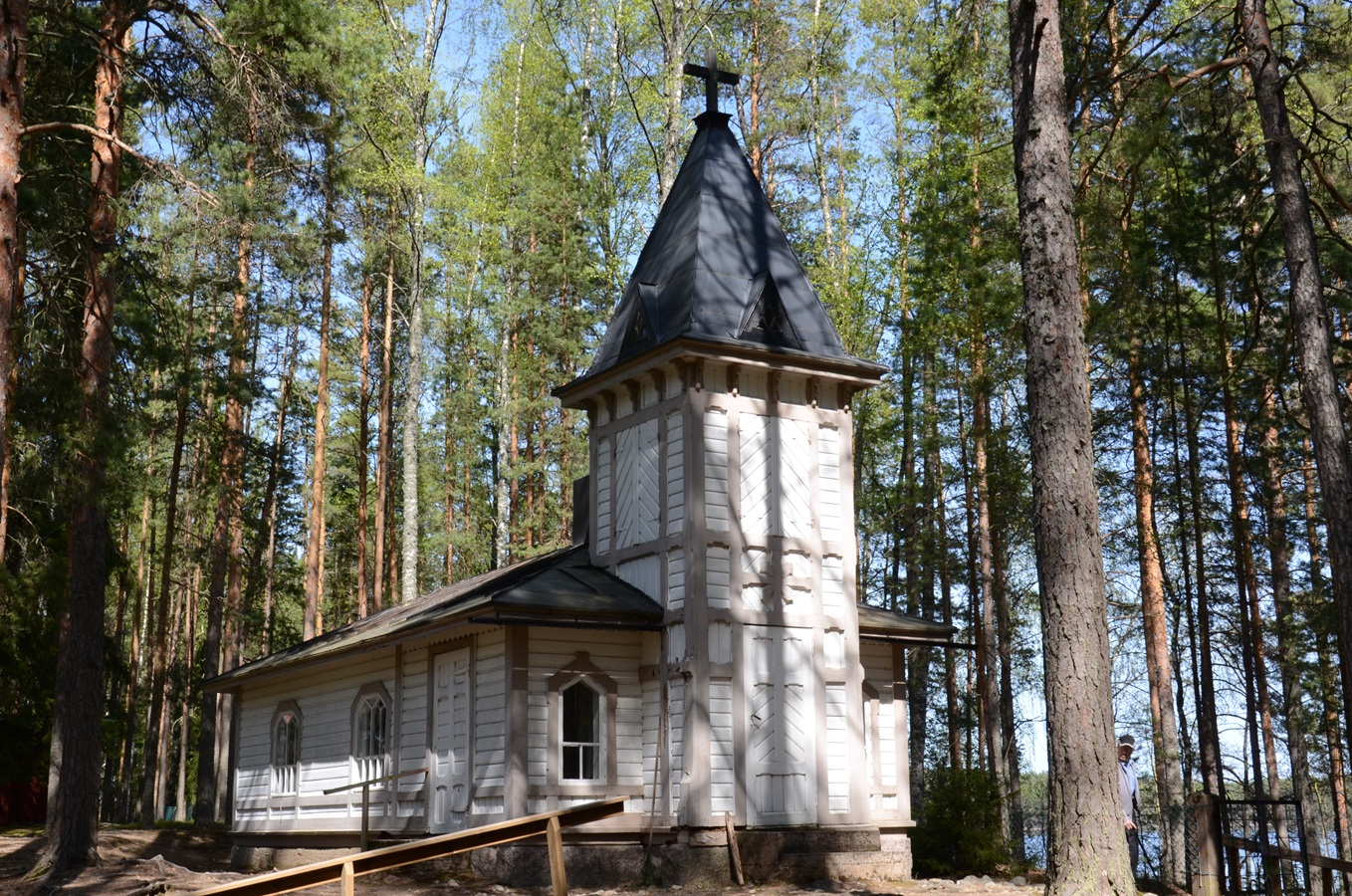 Puinen kappeli metsässä.