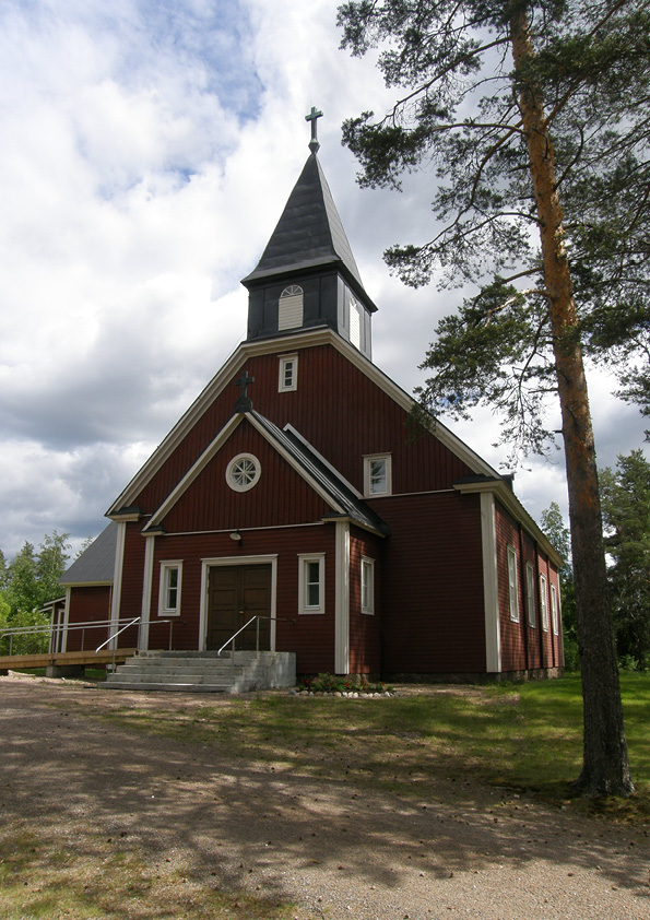 Tuohikotin kirkko ja sisäänkäynti kesällä.