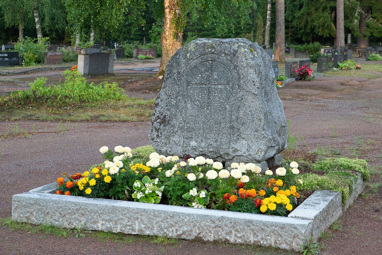 Välikankaan hautausmaa Välikankaan hautausmaan muistomerkki.
