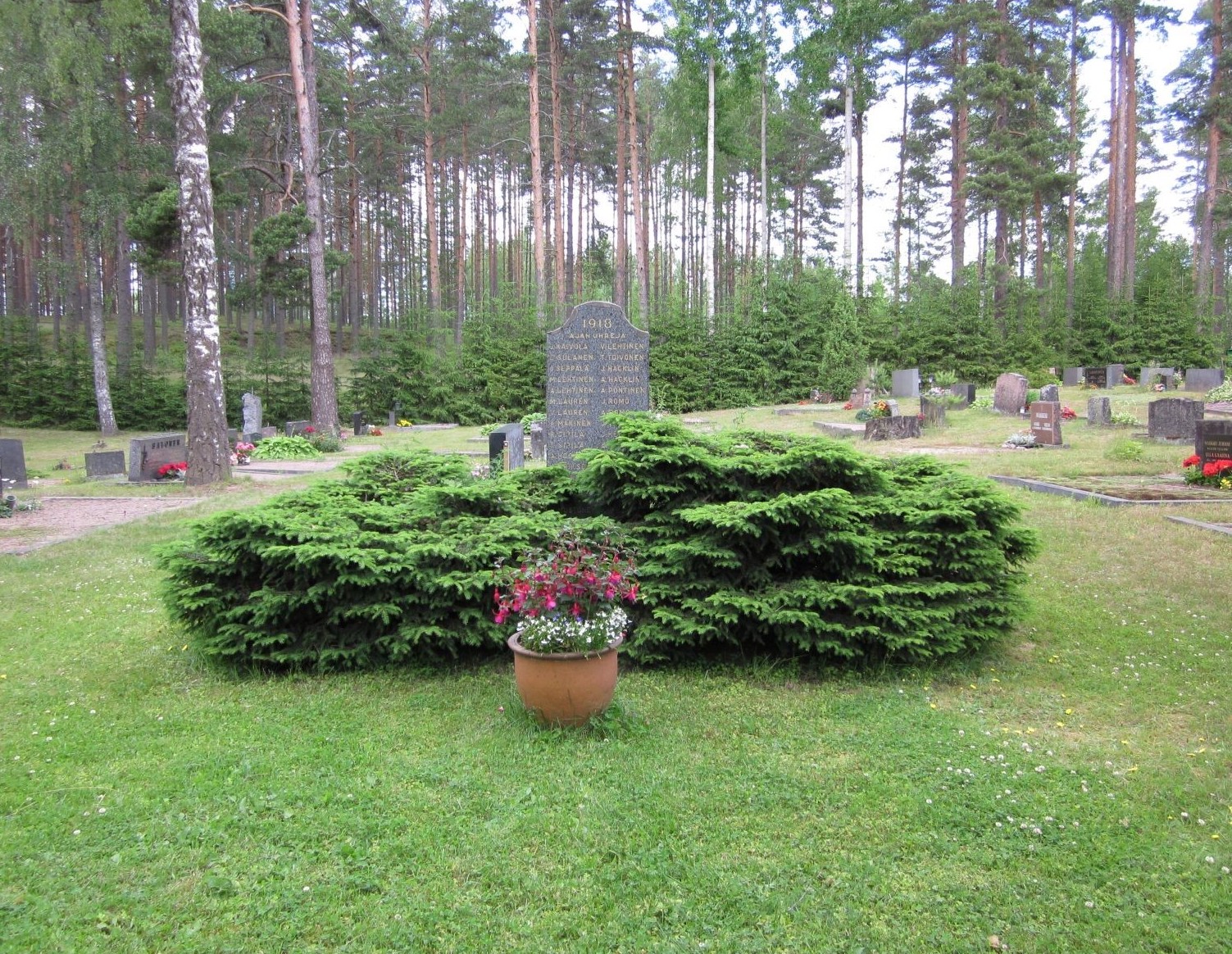 Kuvassa Jaalan uuden hautausmaan yhteismuistomerkki.