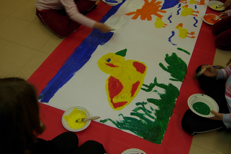 Lapset maalaavat suurelle paperille lintuja.