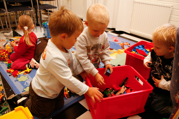 Lapset leikkivät junaradalla