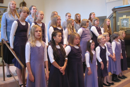 Lapsikuoro laulamassa kirkossa.