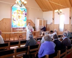 Kirkkoherra Viktor Vorontsov toimittaa jumalanpalvelusta Tuutarin kirkossa (kuva: Inkerin kirkko)