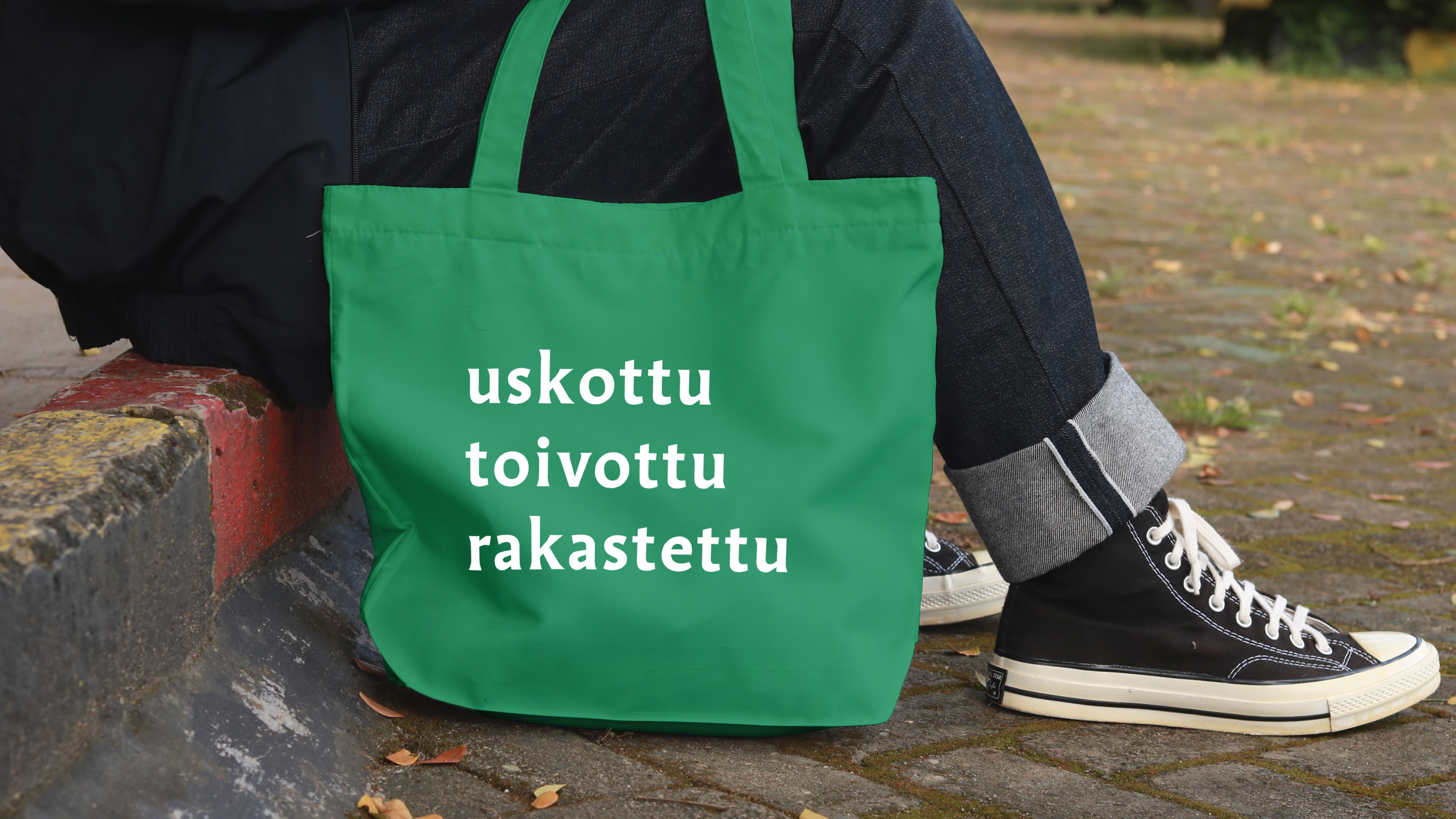 Kangaskassissa lukee uskottu, toivottu, rakastettu.