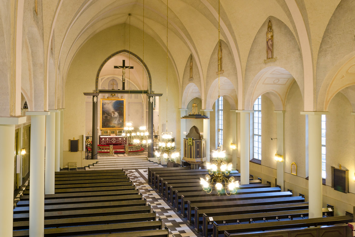 Kuusankosken kirkkosali urkuparvelta katsottuna.