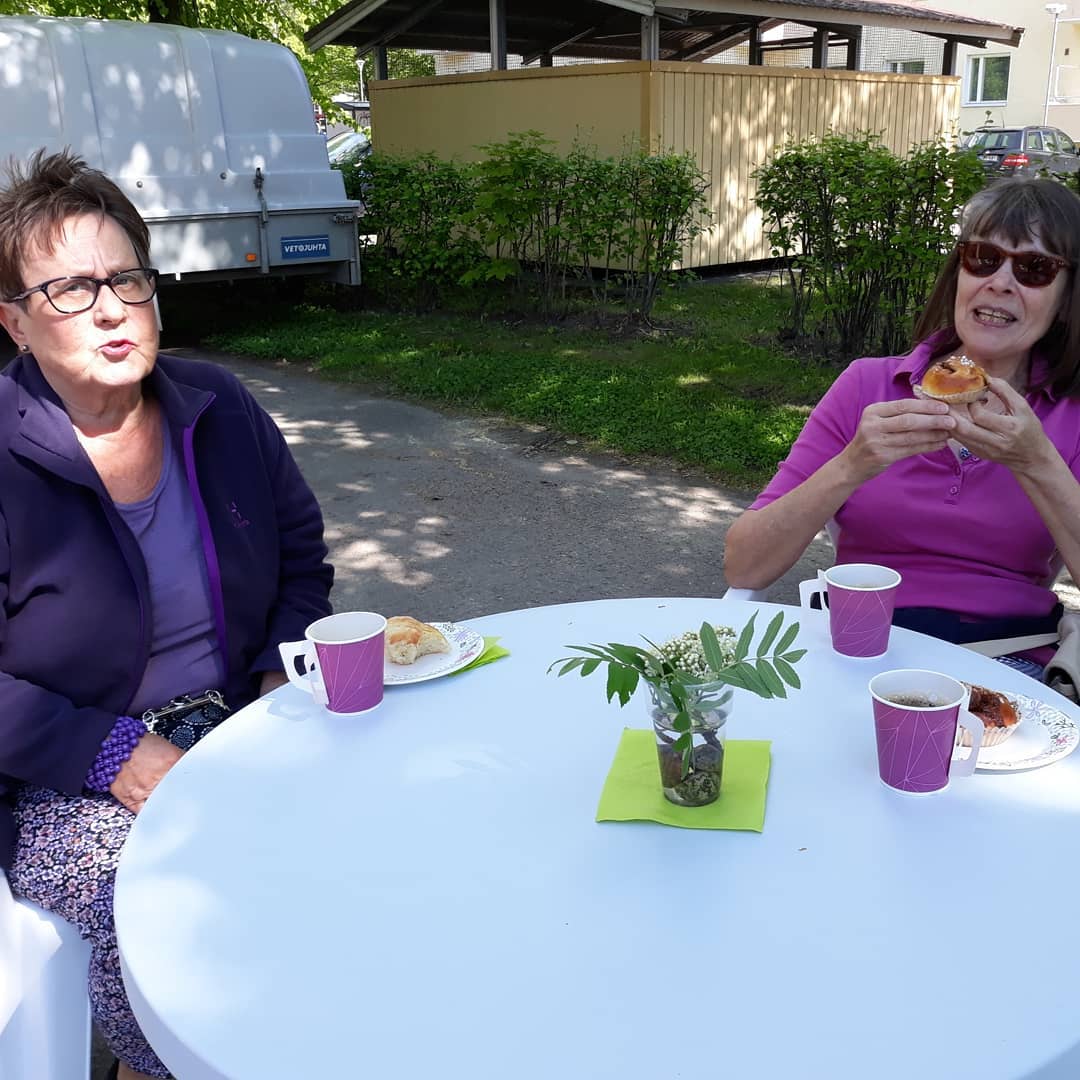 Kesäkahvila seurakuntatalon parkkipaikalla Kuva kesäkahvilasta, jossa kaksi naista juo kahvia