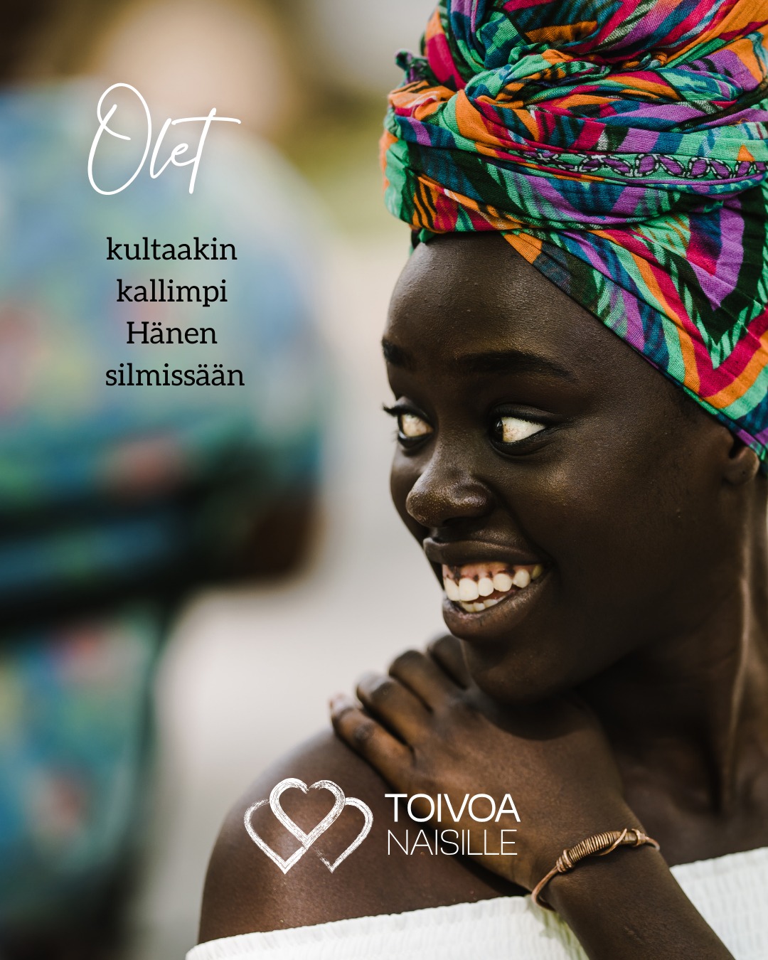Tumma nainen katsoo olkansa yli ja teksti