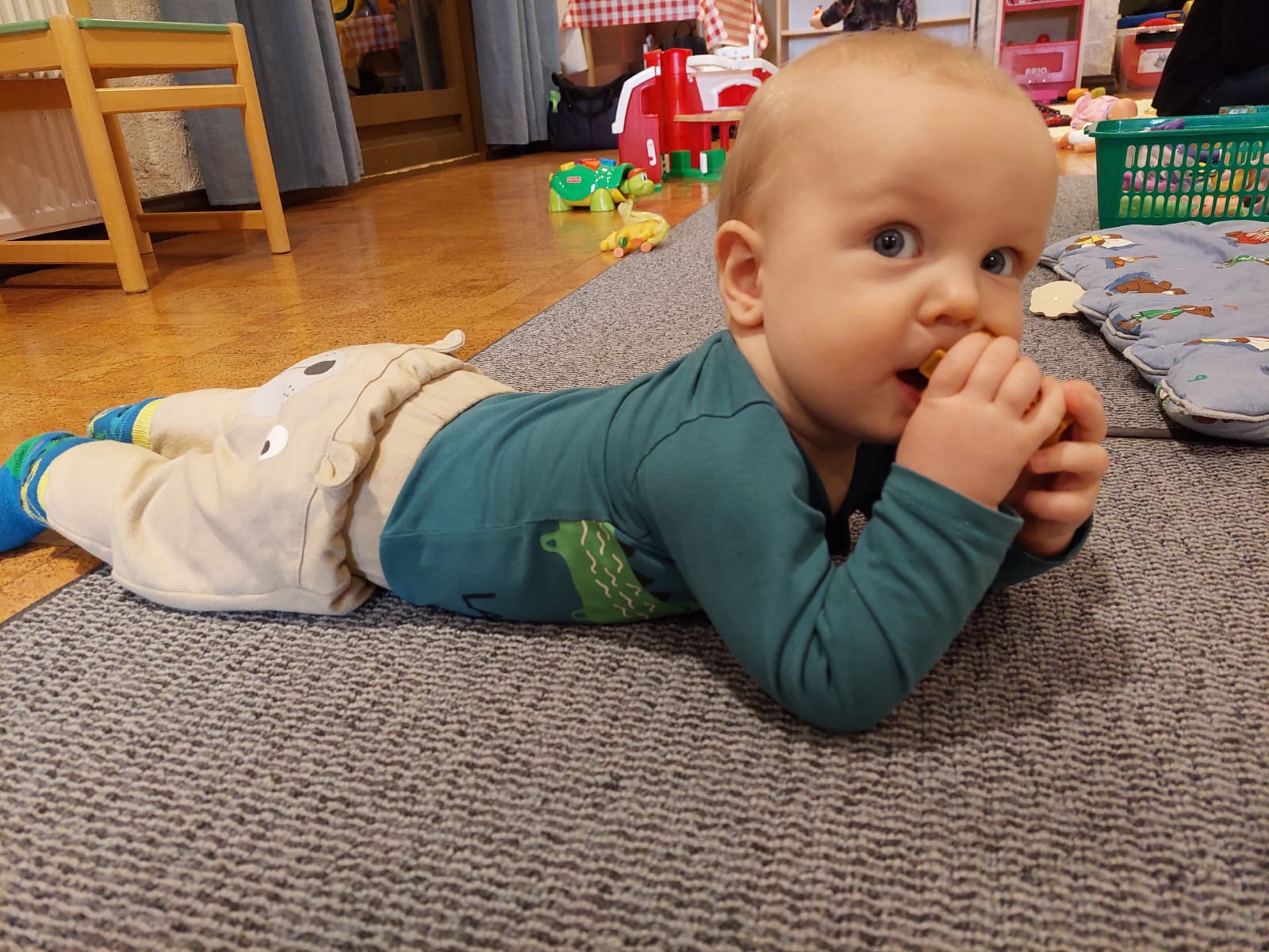 Perhekerho Kuusankosken seurakuntatalossa Vauva lattialla