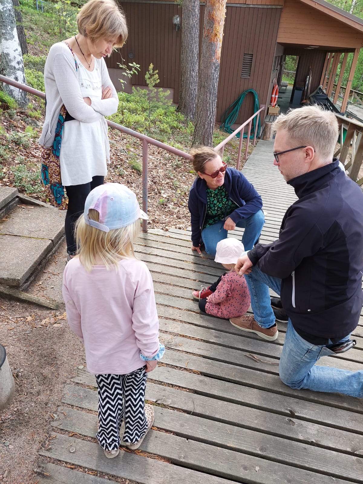 Lapset ja aikuiset ulkona