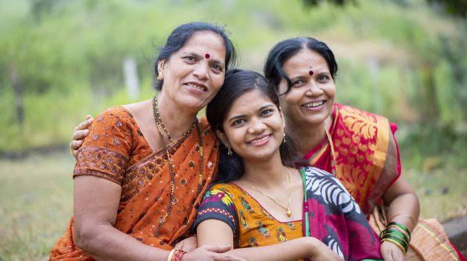 Kolme intialaista eri ikäistä naista.