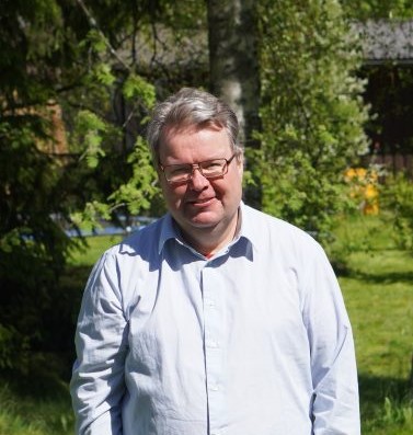 Mika Tuovinen seisoo nurmikolla
