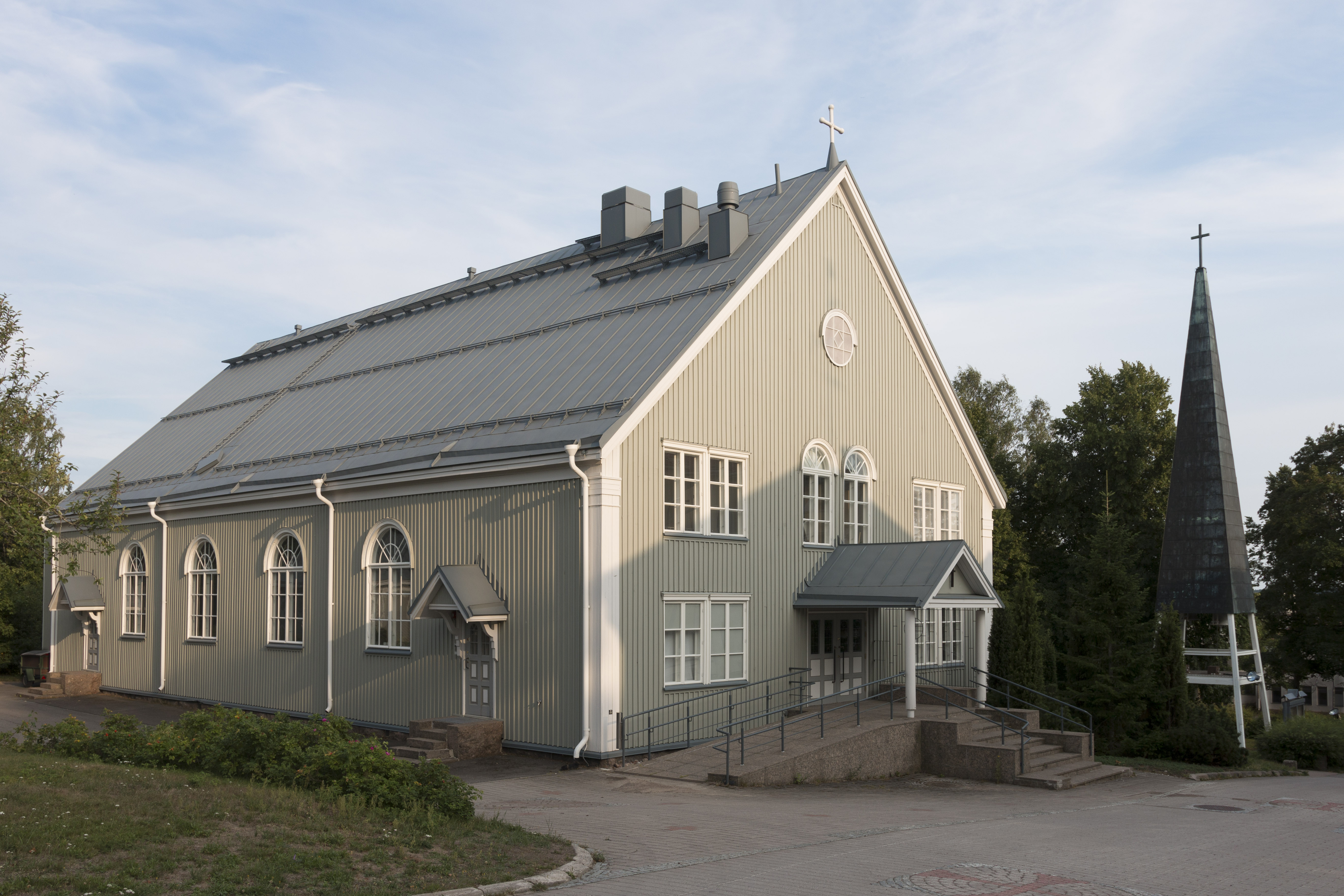 Voikkaan kirkkorakennus ulkopuolelta kuvattuna