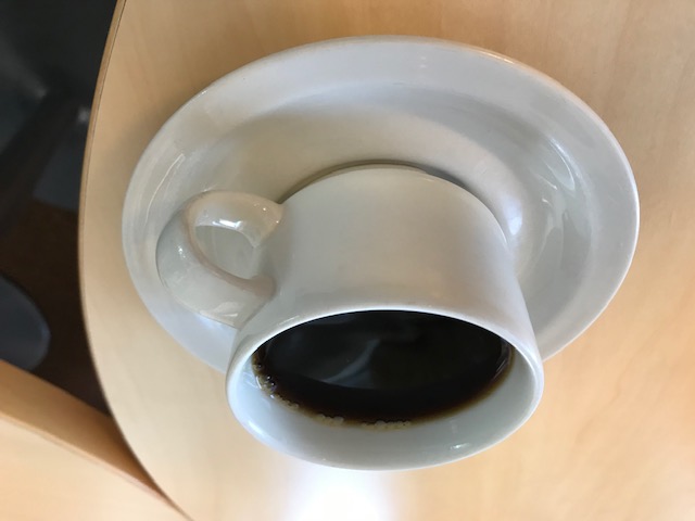 Kahvi kupissa odottaa juojaa.