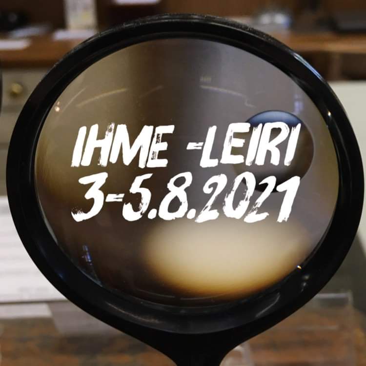 Anjalankosken seurakunnan kesäleiri 7-14 -vuotiaille Kuva suurennuslasista ja teksti Ihme-leiri 3-5.8.2021.