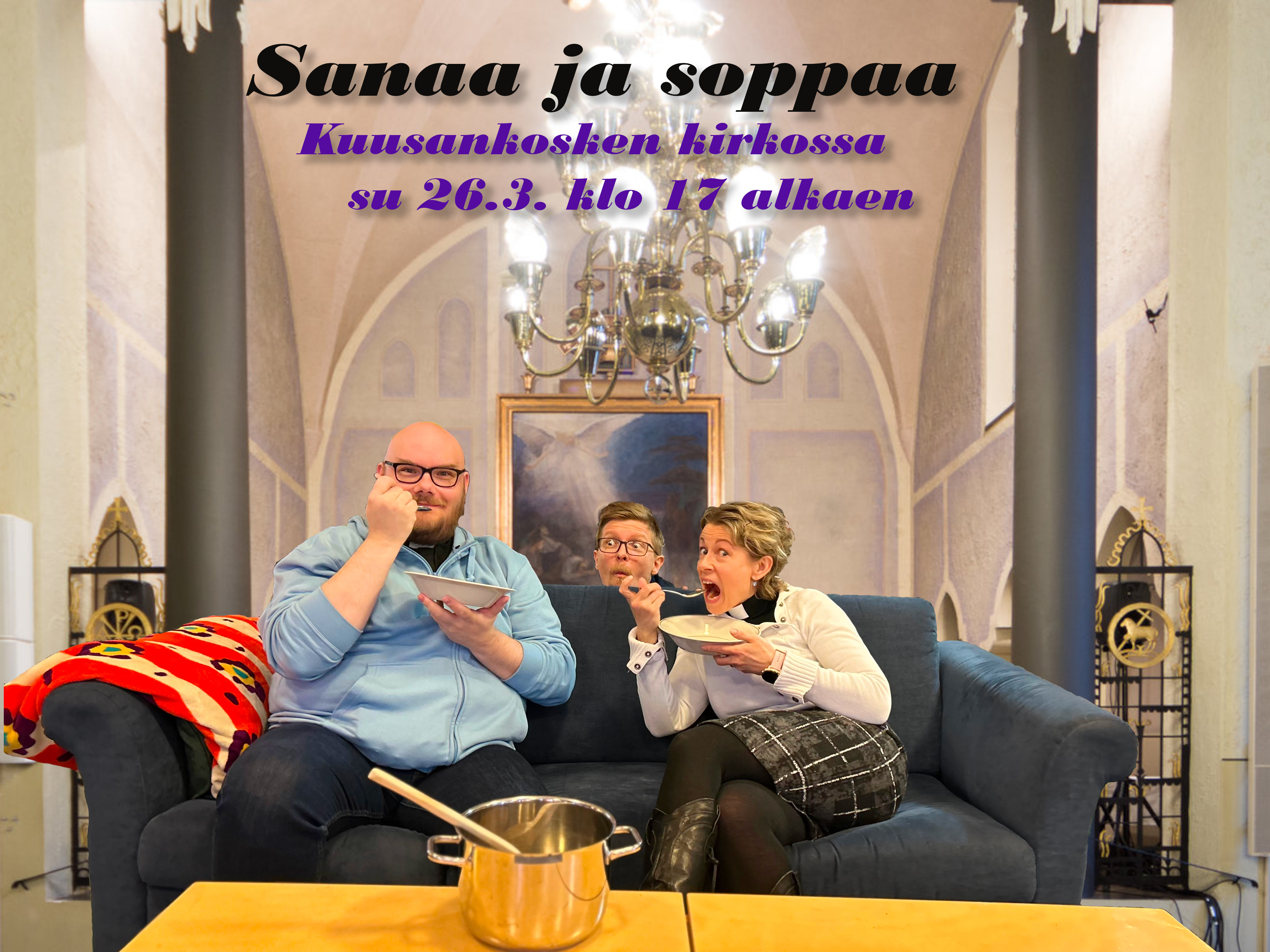Kuvassa pastorit Leino ja Päivinen istuvat sohvalla lautaset kädessään, taustalla kanttori Risto Eskola kurkistaa sohvan takaa.