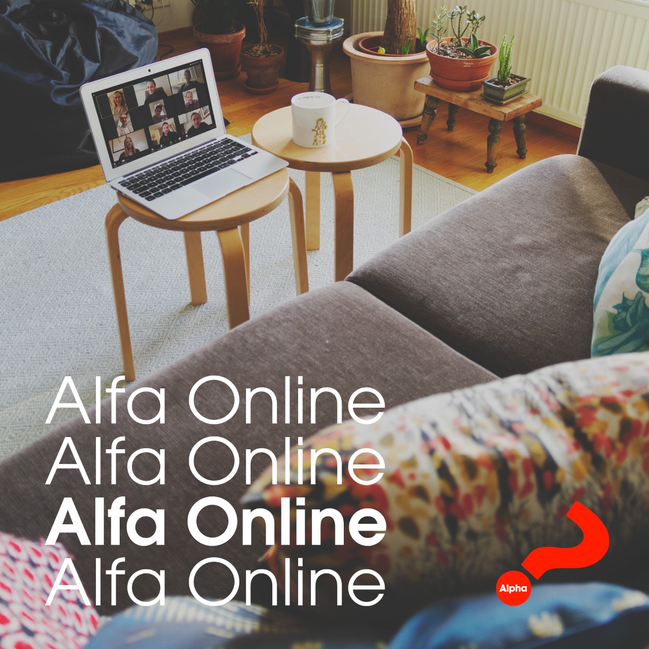 Online Alfa Kouvola Tietokone jakkaralla sohvan edessä ja teksti onlinealpha