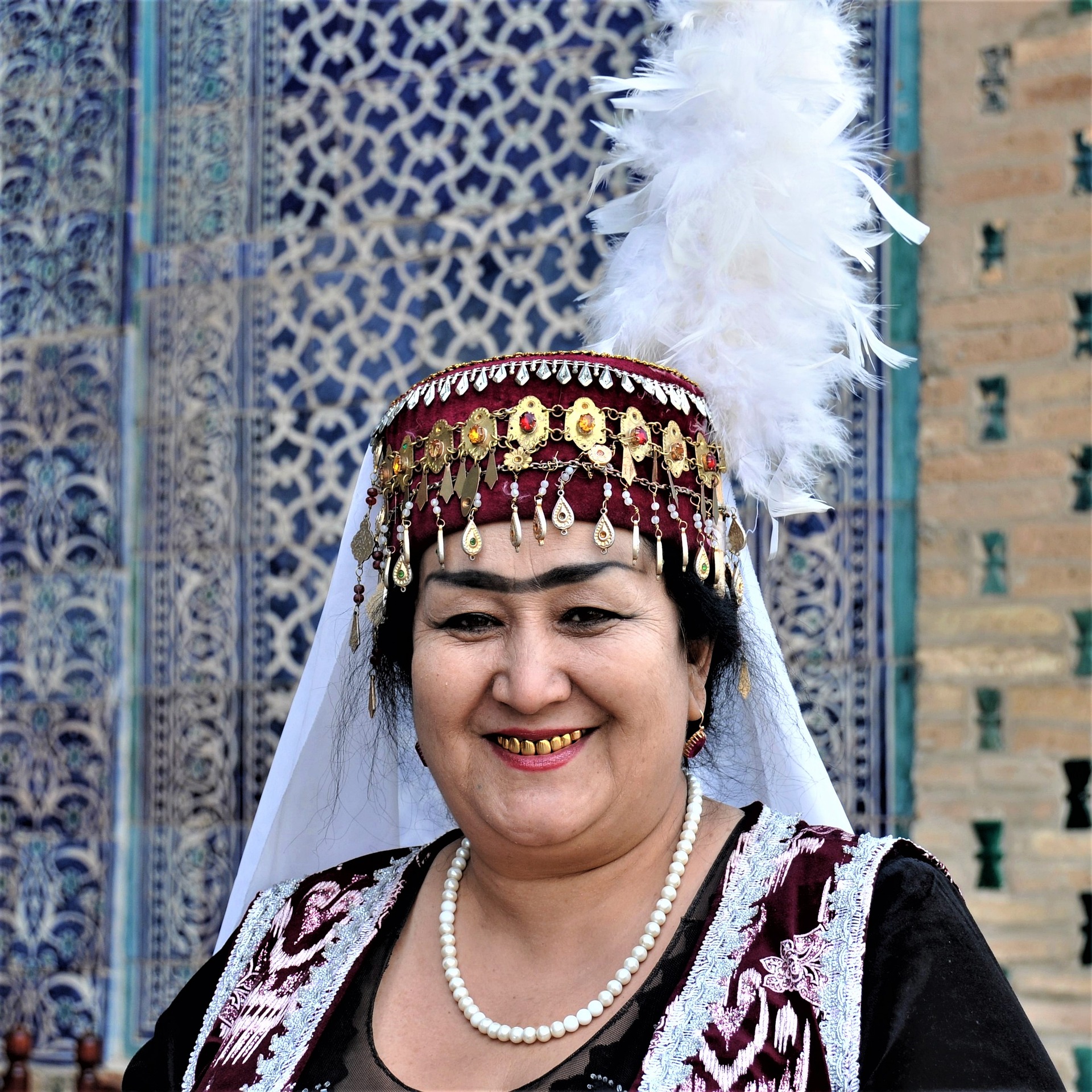 Uzbekkinainen juhlapuvussa