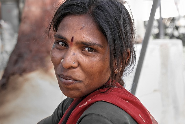 intialainen nainen hymyilee
