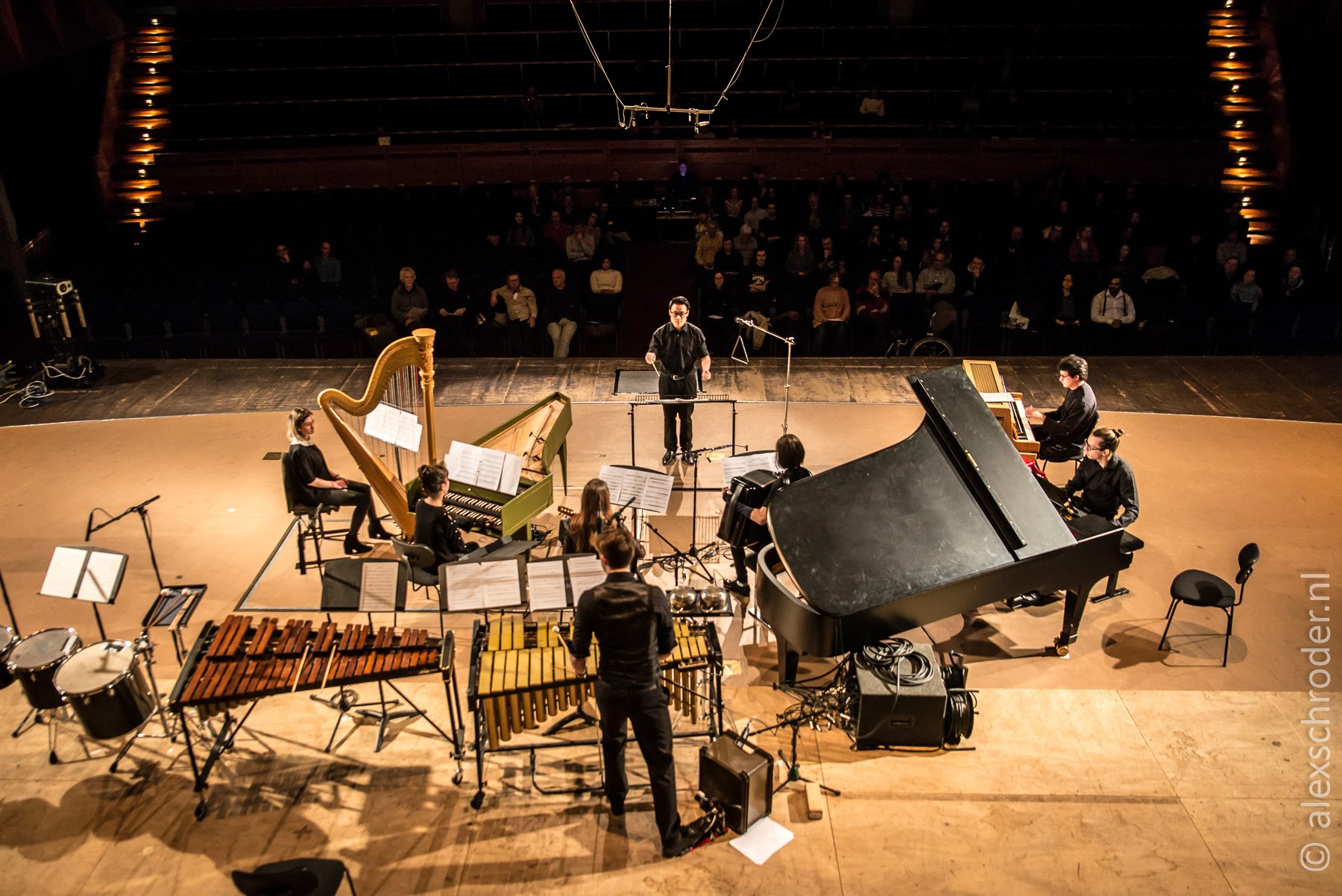 Spaceship ensemble yhtyä kuvattuna konserttisalin lavalla esiintymässä.