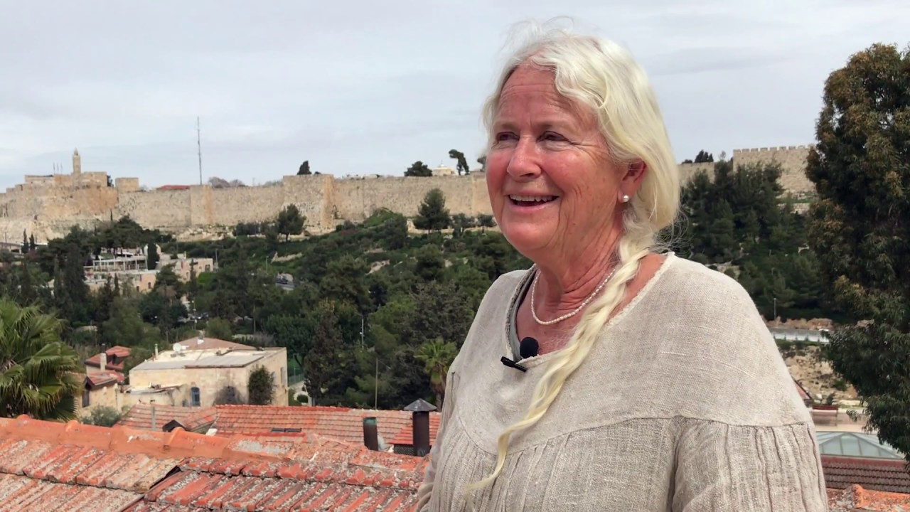 Nainen seisoo mäellä Jerusalemissa.