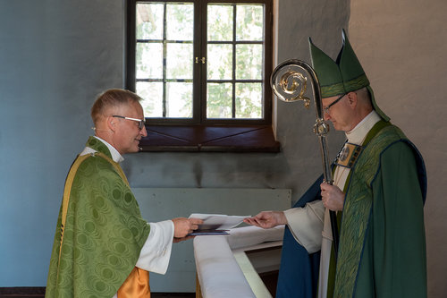 Piispa Seppo Häkkinen ja kirkkoherra Arto Helle Valkealan kirkon alttarilla
