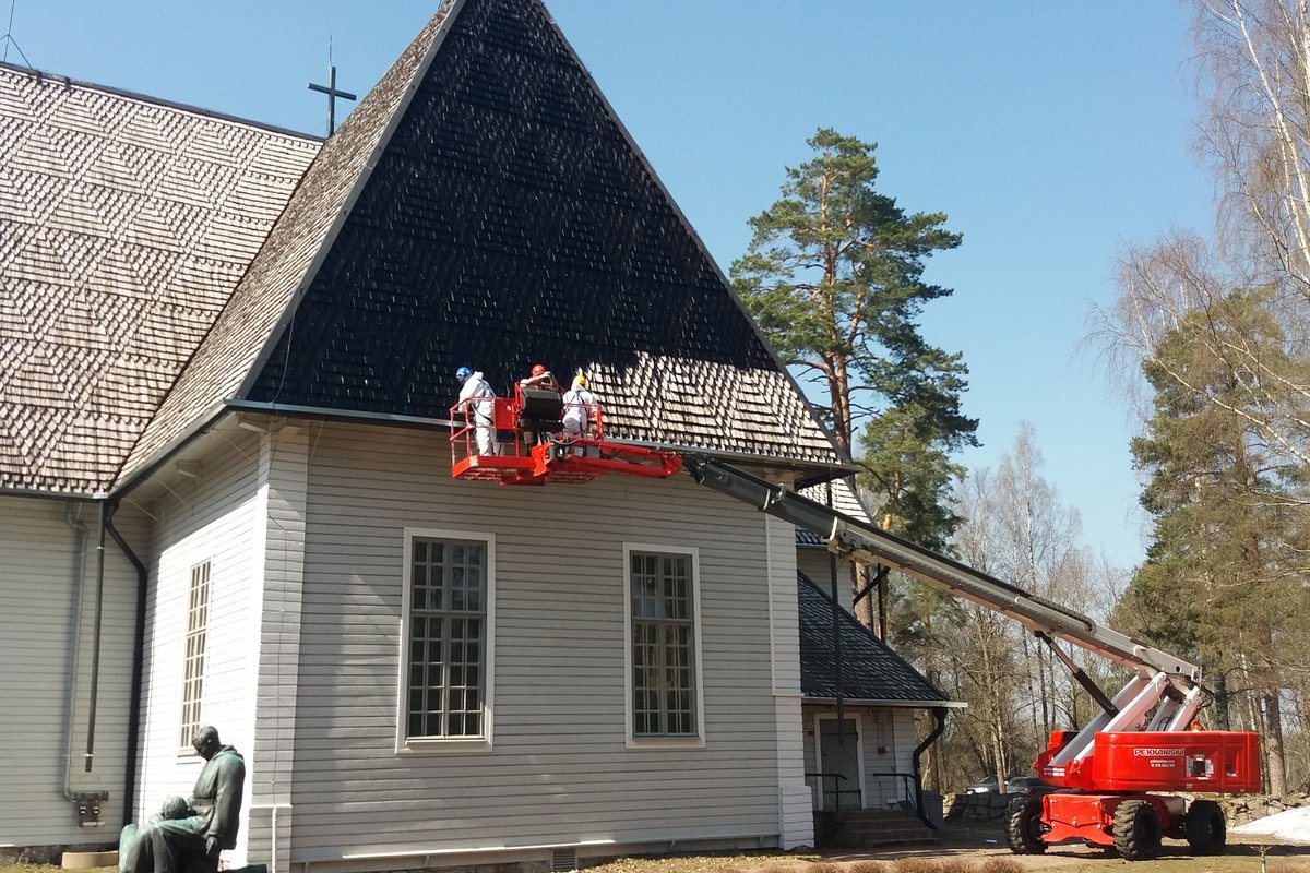 Elimäen kirkon kattoa tervataan