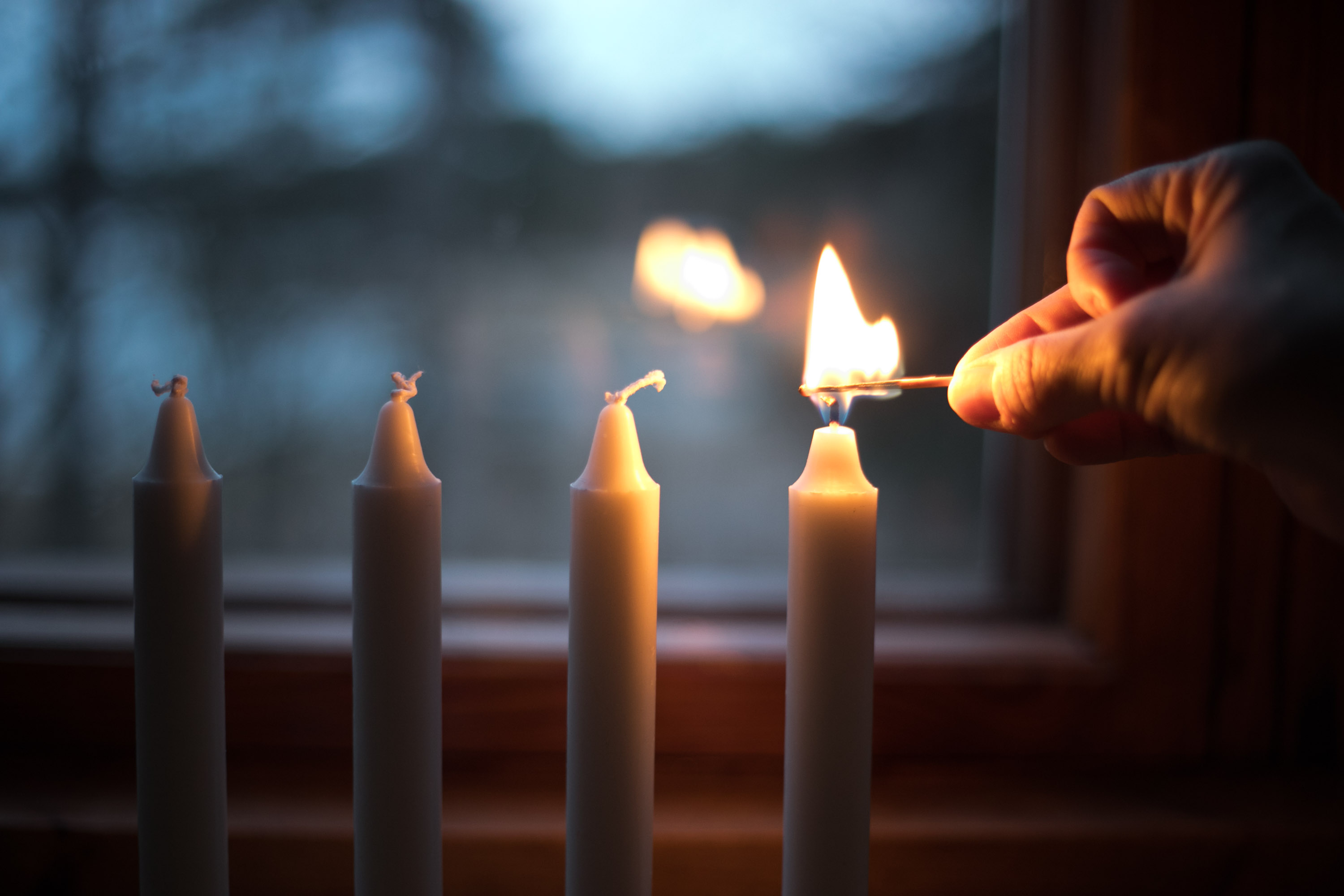 Neljästä adventtikynttilästä sytytetään ensimmäinen kynttilä.