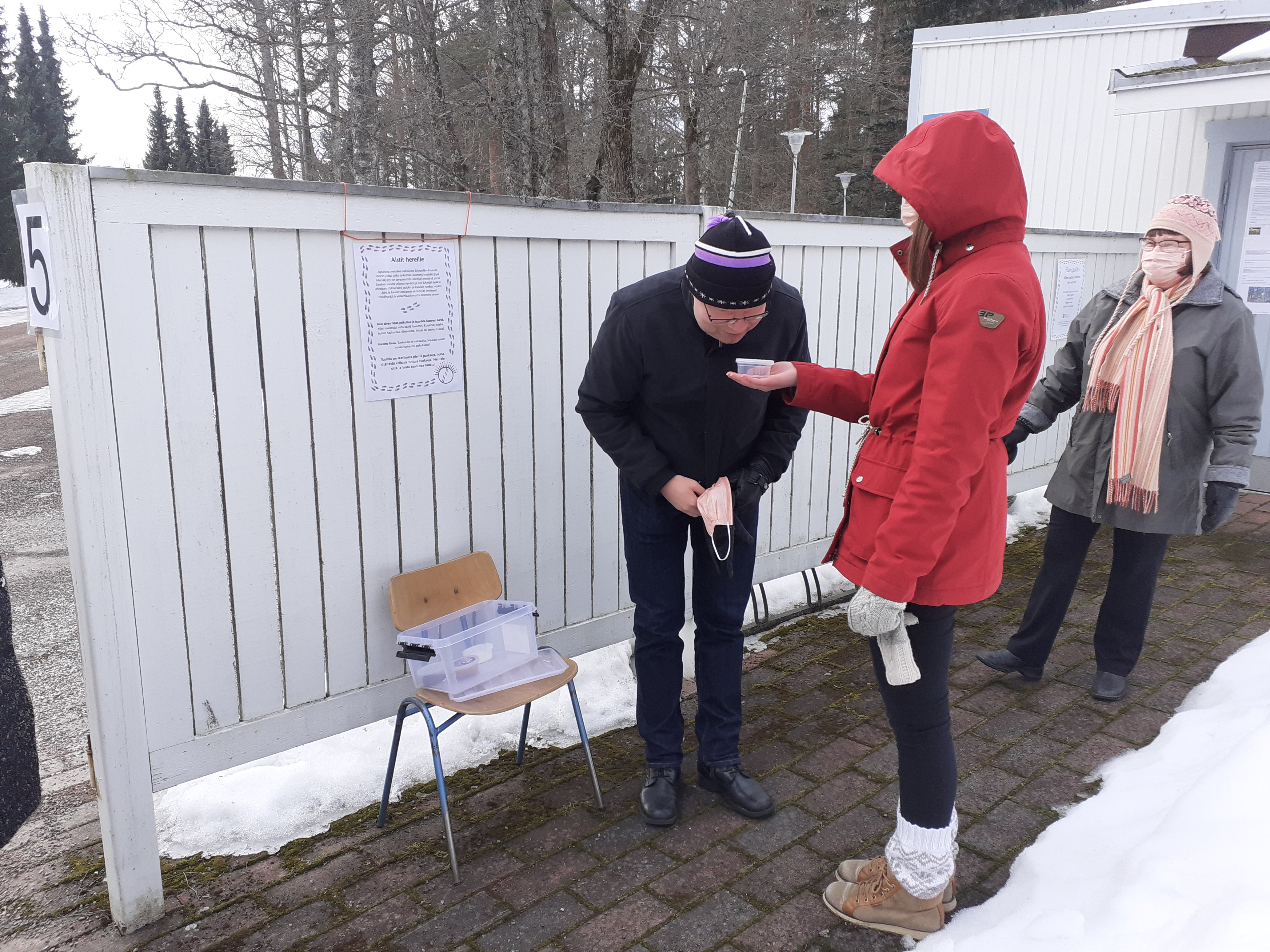 Kolme henkilöä rastipolulla