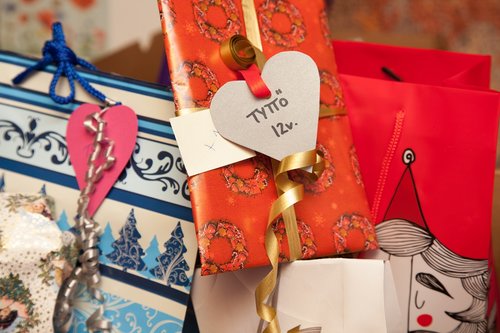 Joulupaketteja, joiden päälle on merkitty lapulla, kenelle lahja sopii. Esimerkiksi 12-vuotiaalle tytölle.