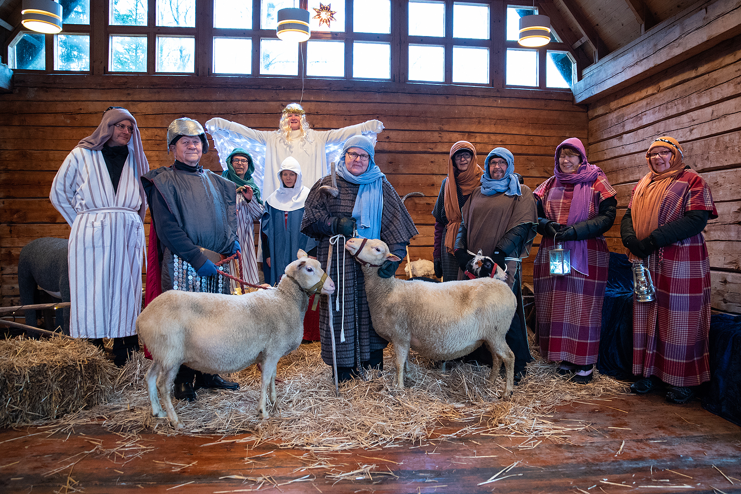 Jouluvaelluksen Maria, Joosef ja Jeesus-lapsi, enkeli sekä paimenet, sotilas ja lampaat yhdessä ulkorakennu...