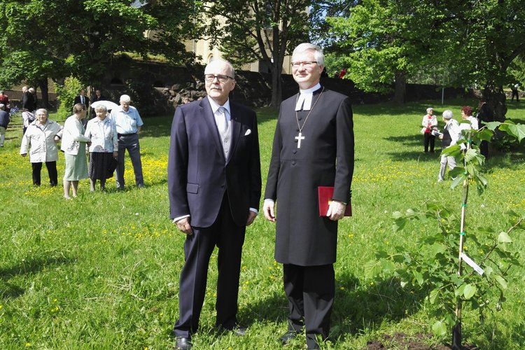 Piispa Seppo Häkkinen ja kulttuurineuvos Eero Niinikoski Kuusankosken kirkkopuistossa
