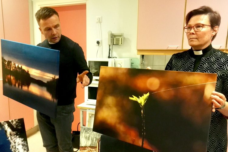 Kari Niemelä ja Mia Räty esittelevät tauluja henkilöstölle