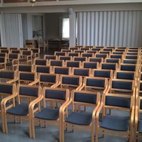 Tuolit kirkkosalissa
