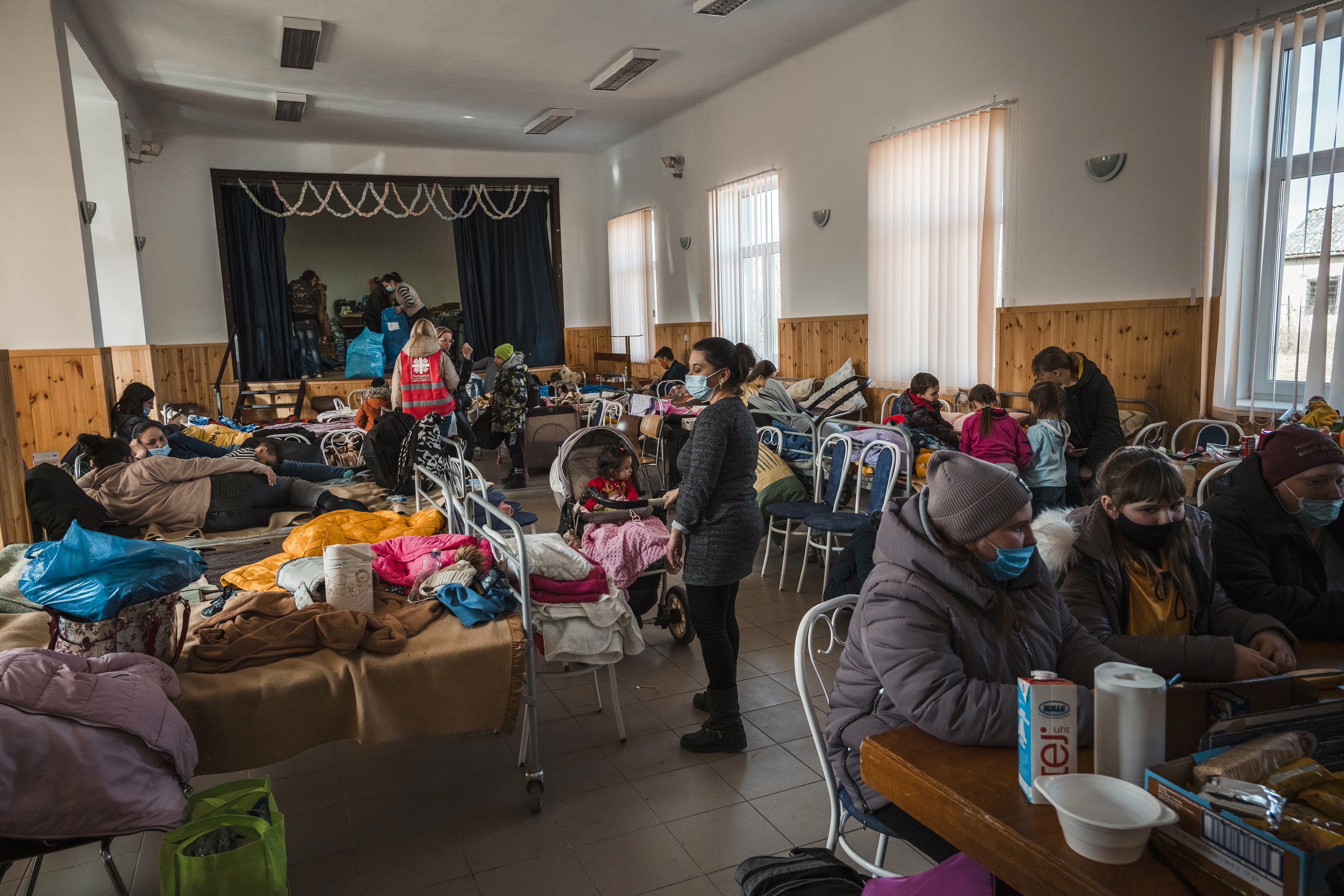 Ukrainan sodan pakolaisia hätämajoituksessa.