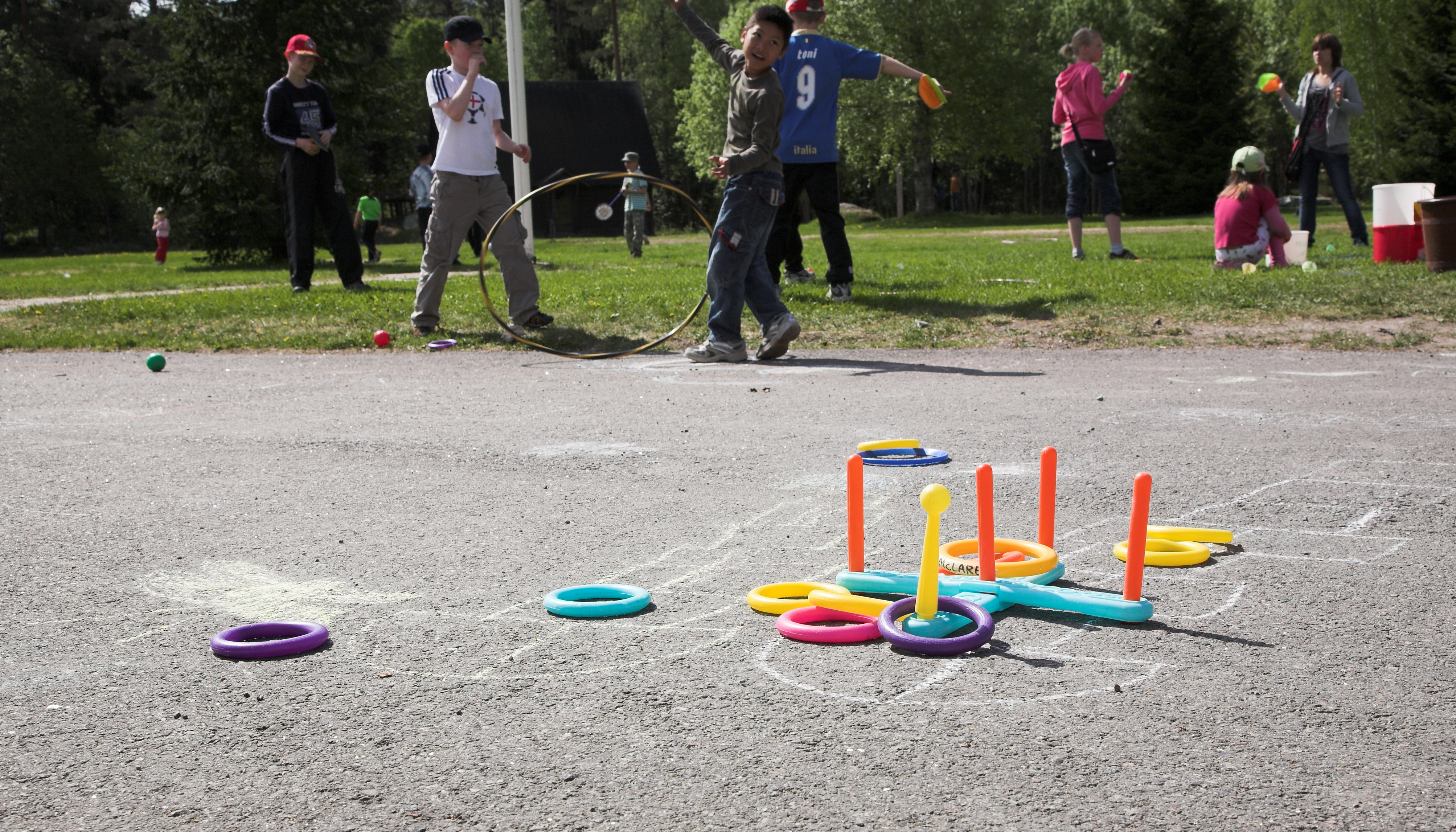 Lapsia leikkimässä Niinirannan toimintakeskuksessa.
