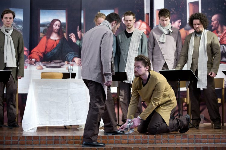 Jeesus (Kristian Lindroos) pesee opetuslapsen jalat