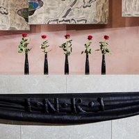 Pitkäperjantaina kirkossa kukkina käytetään pelkästään viittä punaista ruusua, jotka symboloivat Jeesuksen ...