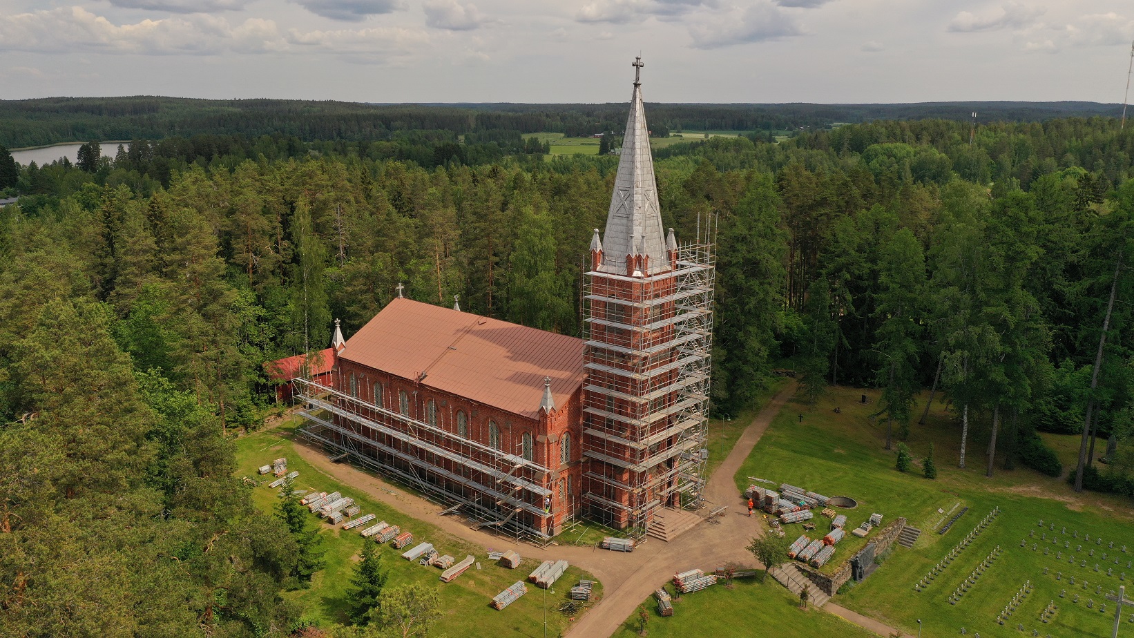 Sippolan kirkon ympärille kootaan telineitä kattoremonttia varten.