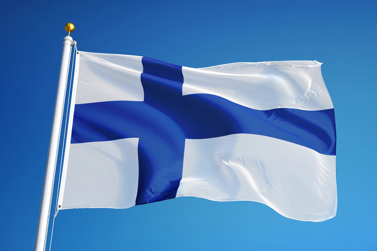 Suomen lippu liehuu salossa