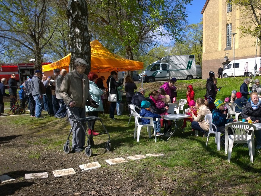 Tapahtuman osallistujia Kuusankosken kirkon puistossa.