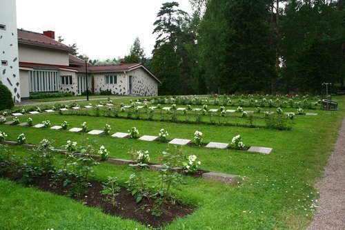 Kuusankosken uusi hautausmaa Edustalla sankarihautoja, taustalla hautausmaan kappeli.