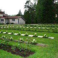 Kuusankosken uusi hautausmaa Edustalla sankarihautoja, taustalla hautausmaan kappeli.