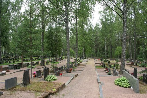 Kuusankosken vanha hautausmaa Yleiskuva haustausmaasta, jossa vanhoja hautakiviä rivistössä.