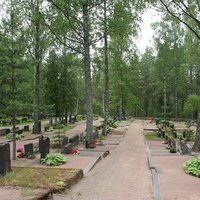 Kuusankosken vanha hautausmaa Yleiskuva haustausmaasta, jossa vanhoja hautakiviä rivistössä.