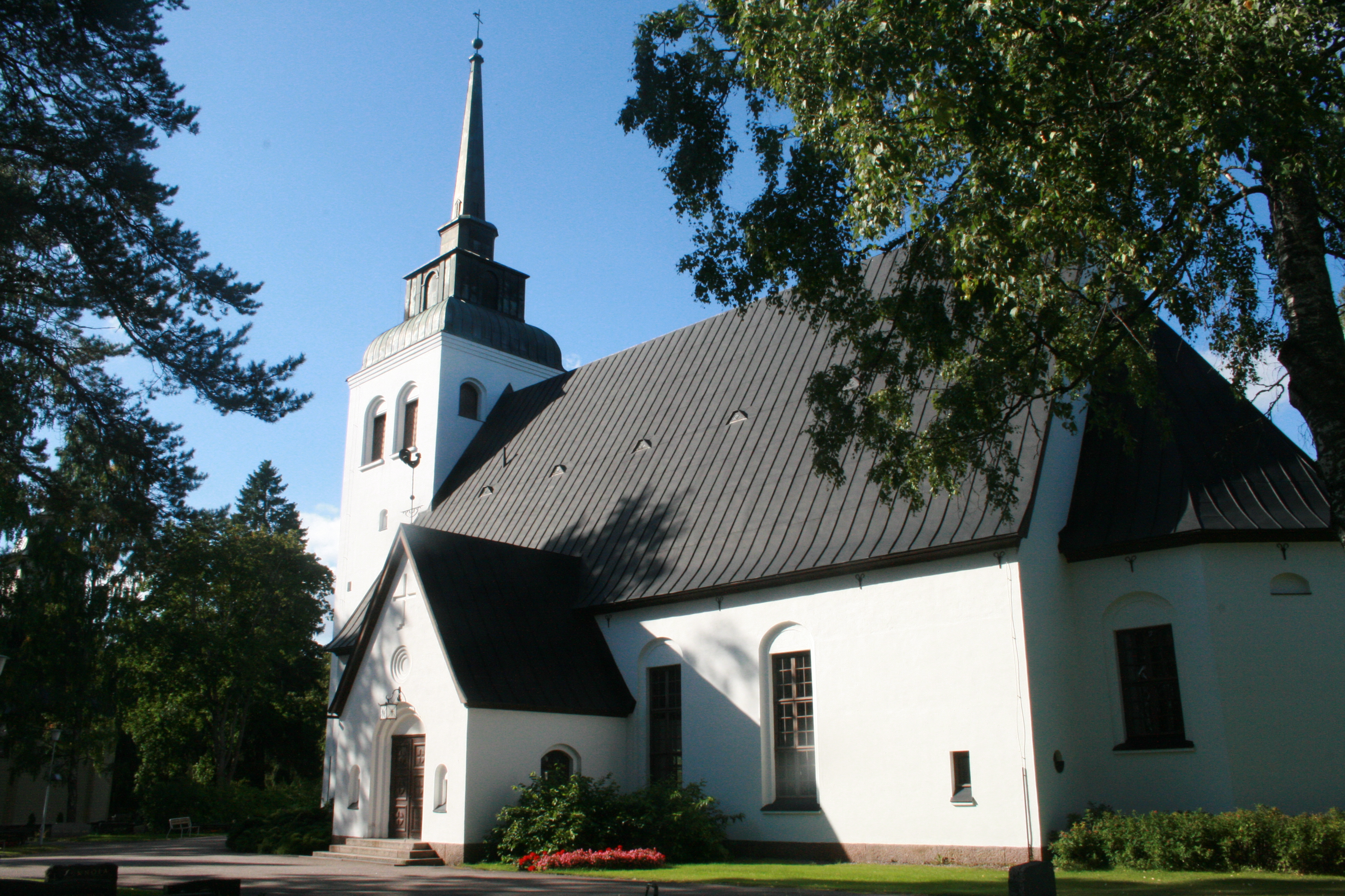Valkealan kirkko kesällä.